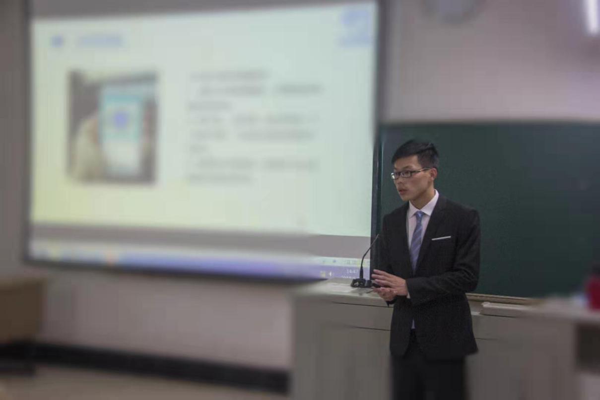 图示张浩然同学在上海市大学生创业大赛中的演讲照片