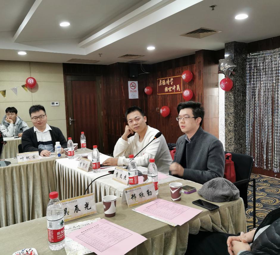 图为优秀校友李文杰发言