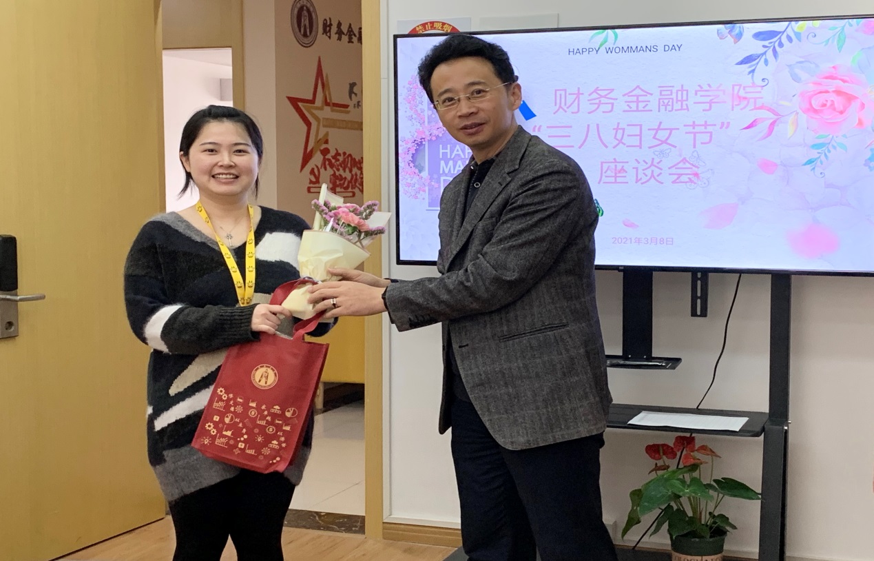 图为学院常务副院长代表学院为女教工献上节日祝福
