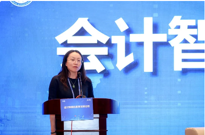 图为薛爽教授主持环节