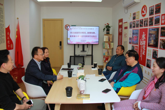 图为党委书记沈大明会见包起帆教授
