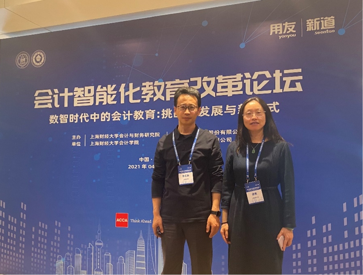 图为会场内合影