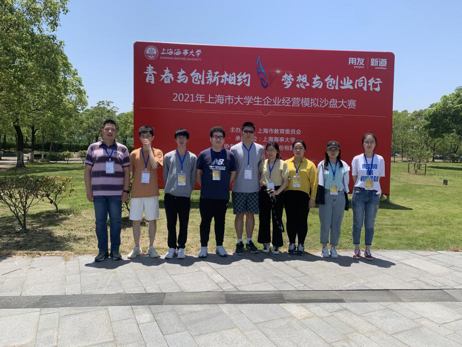 图为带队教师与参赛队伍合影