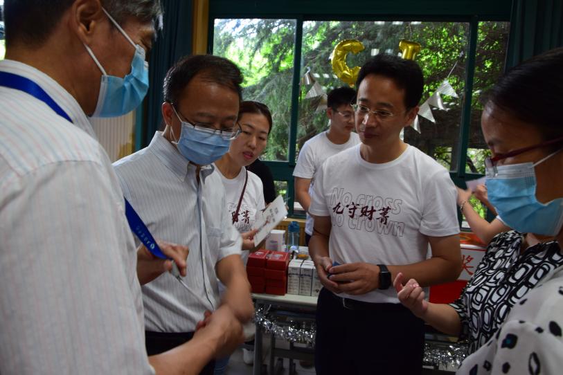 图为各级领导视察学院迎新活动