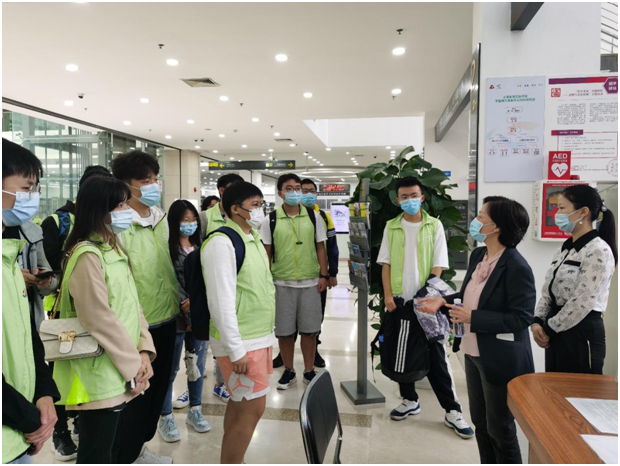 图为各代表了解图书馆