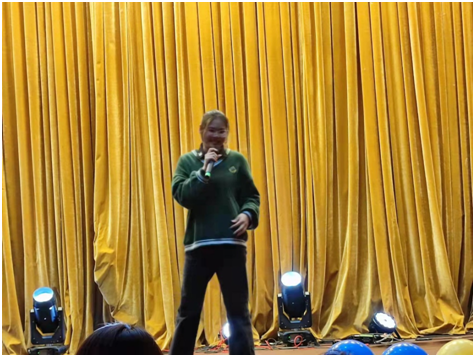 图为会计中本212班脱口秀表演