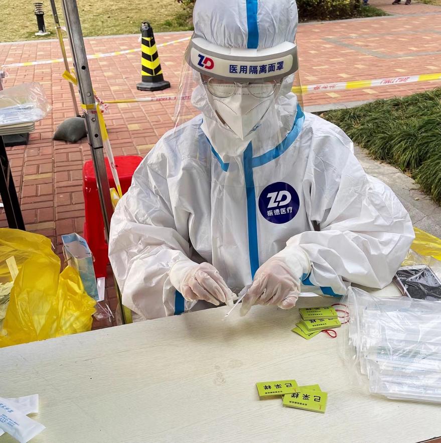 陈佳荣在嘉定社区做志愿者协助居委开展核酸检测