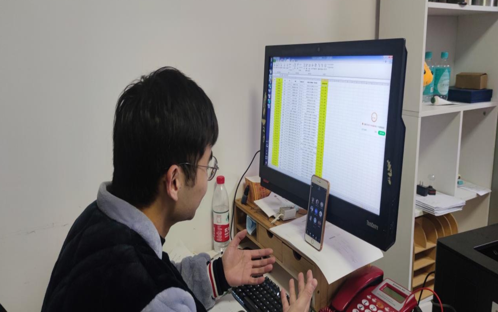 王宇佳老师在校园核酸检测现场与学生交谈