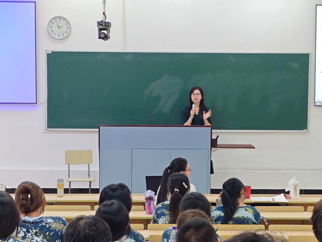 图为吴燕老师传授大学生的目标管理和建议