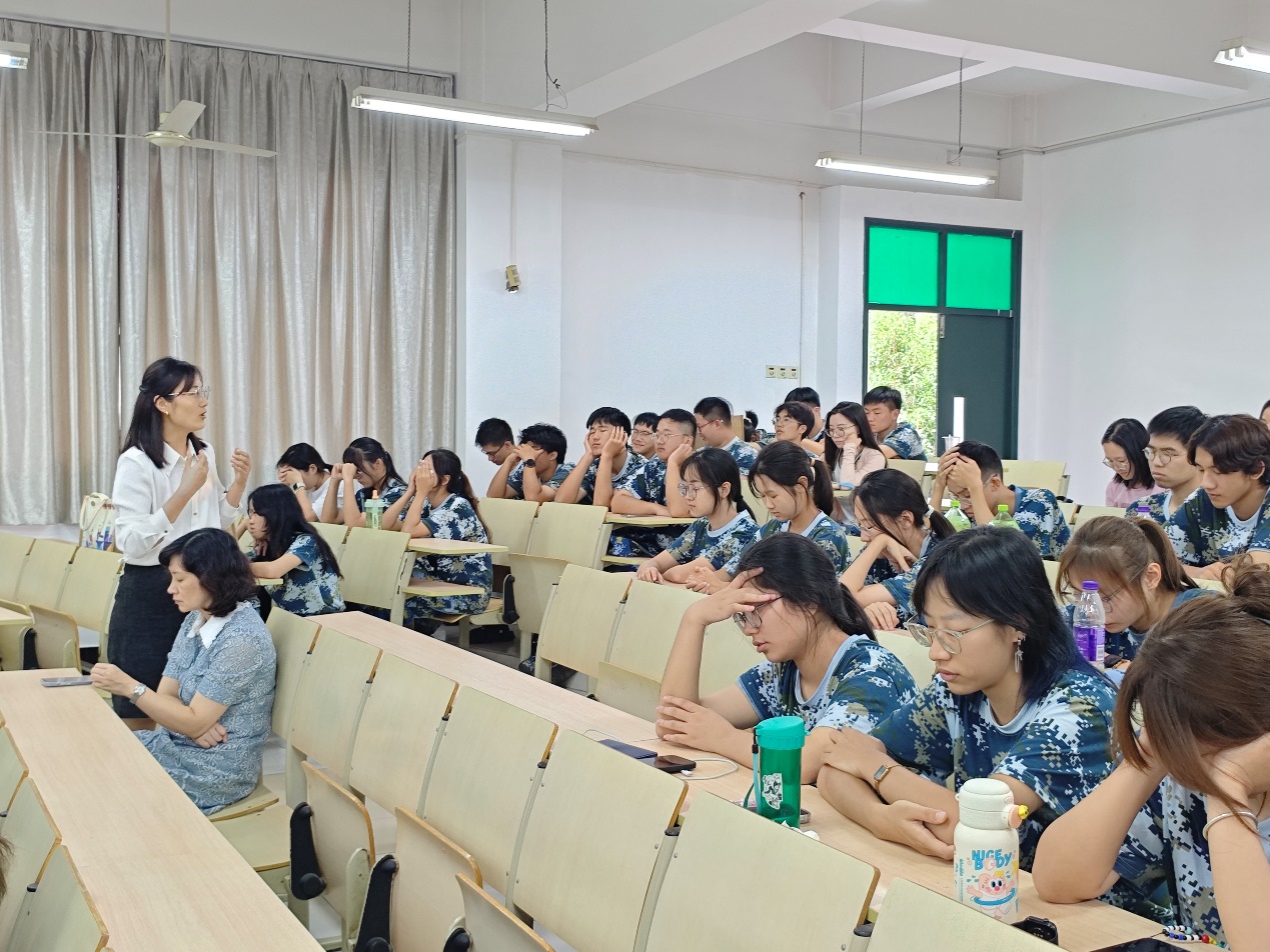 图为袁瑞霞老师分享大学生的学习经验