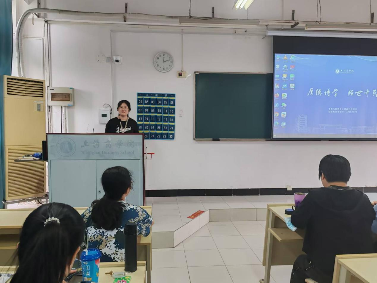 图为钱馨蕾老师介绍自己的研究方向和对同学们的学业要求