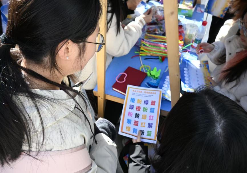 图为同学们在进行“心速突围”Stroop大闯关