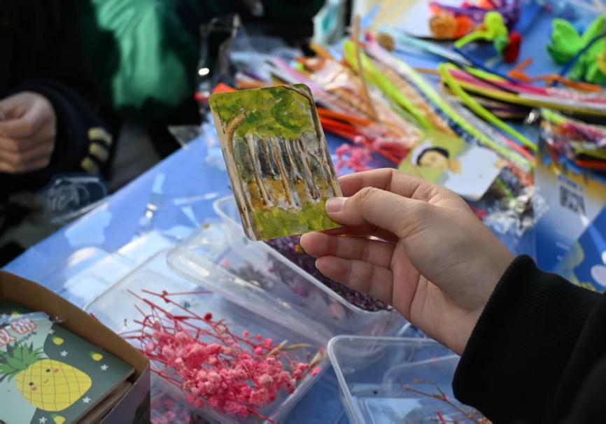 图为同学们在进行“OH卡自我发现”活动