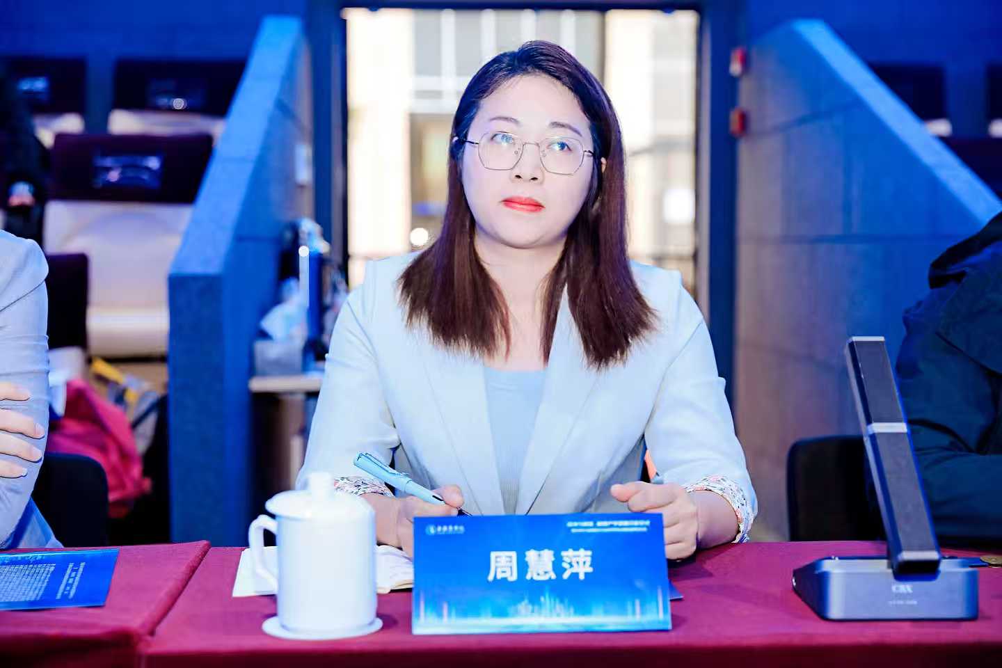 浙江泰隆商业银行上海奉贤支行部门总经理支行党支部书记周慧萍强调脚踏实地、踏实肯干