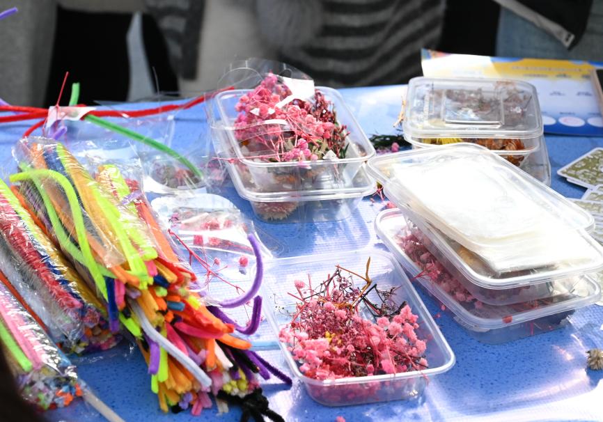 图为同学们在“笺花沁心”活动中制作干花书签