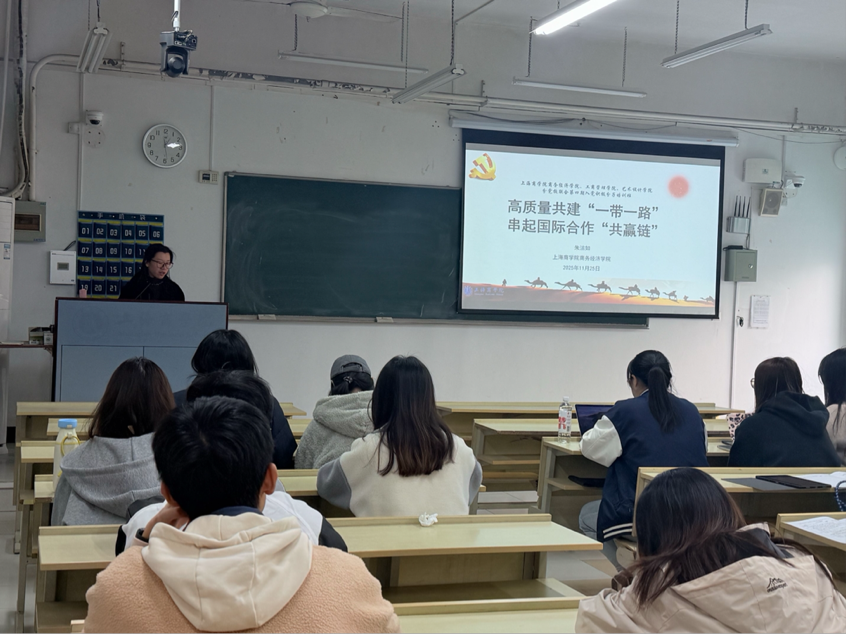 图为朱洁如老师授课