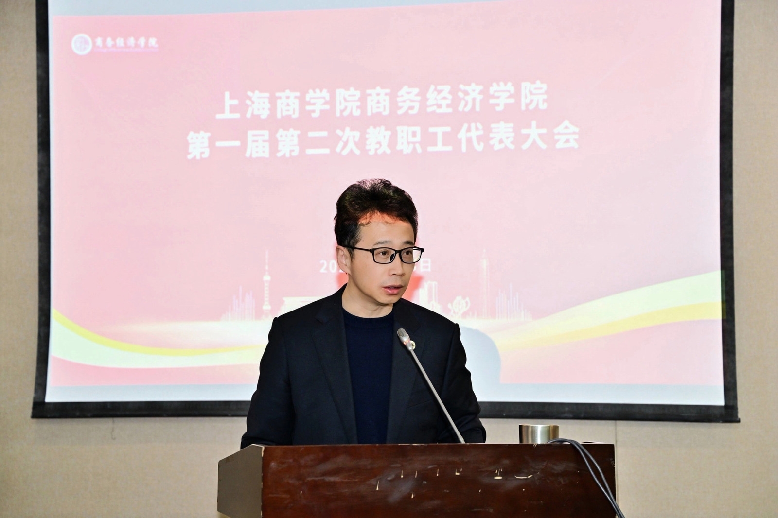 图为李志刚解读会议文件